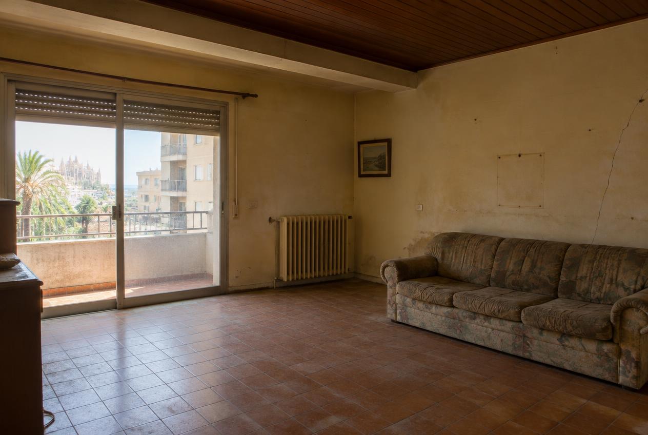 Living room with cathedral view, Palma — Before